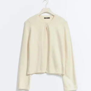 Krämvit kofta från gina  - Mysig krämvit kofta från Gina tricot❤️rund halsringning och knappstängning upptill. Koftan har långa ärmar och är tillverkad i ett mjukt, stickat material. Perfekt att slänga över en topp när det blir kallt eller bara för mys💗använd en del men ser helt ny ut💗