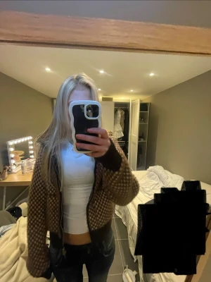 Höst/vinter jacka från Zara🤎!! - Så fin jacka från Zara perfekt nu till vintern/hösten. Den är varmare en vad den ser ut. Storlek M men passar mig som även har Xs/S bra. I princip ny skik!! Pris går att diskutera