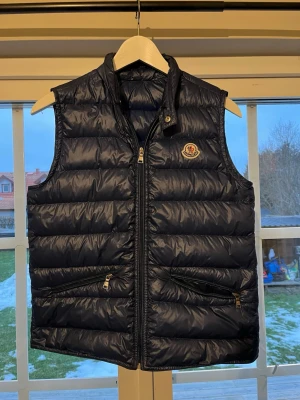 Dunväst från Moncler - Snygg mörkblå dunväst från Moncler. 2016 model därför har ej nfc skan vid märket utan det är qr istället. Ställ gärna frågor!