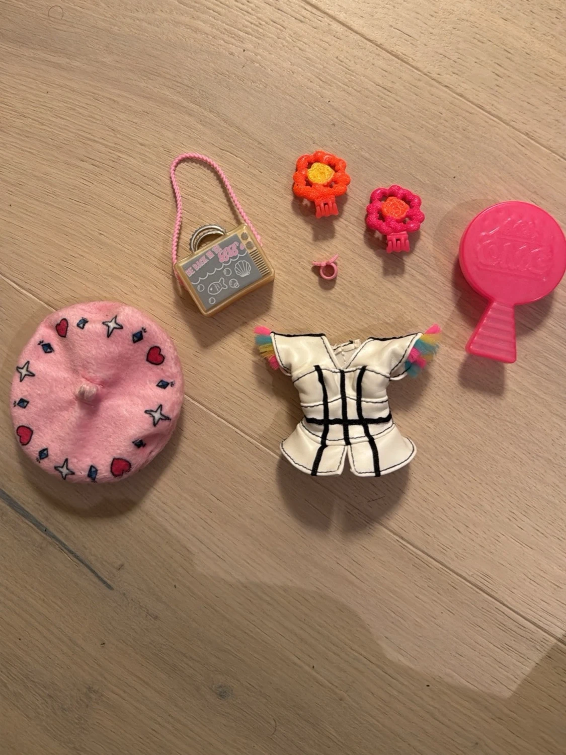 Docka med rosa hår och rullskridskor - 2