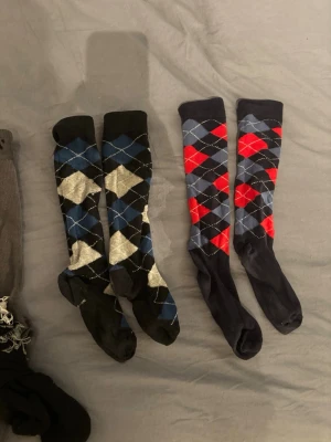 Ridstrumpor - Fint skick, inga hål eller slitningar i häl eller under fot (fårga om bild)  Är tvättade men fortfarande lite halm och lukt kvar, kan tvätta en gång till innan de skickas 40kr för ALLA de svarta är tjockare