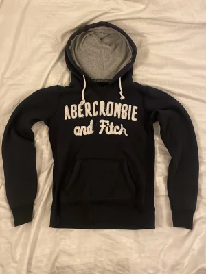 Abercrombie and Fitch hoodie  - Riktigt fett och eftertraktad Abercrombie and Fitch hoodie. Strorlek S. Väldigt stilren och passar till det mesta. 