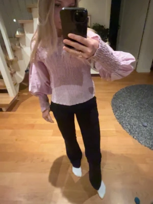 Blus - Köpt från Gina tricot i storlek 36, passar S! Kan vika in ärmar om man vill ha trekvartsärm, söt topp för vardag eller festlig tillställning💕