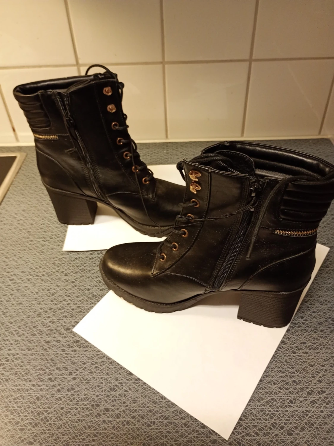 Svarta boots med klack och snörning stl 39  - 5