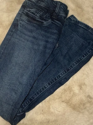 Mörkblå flared  jeans i stretch - Snygga mörkblåa jeans från Gina tricot. Säljer då dem inte passar längre❤️