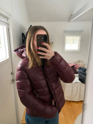 Mörkröd puffer jacka - Mörkröd puffer dunjacka i storlek S. Aldrig använd!