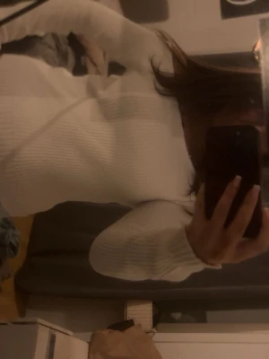 Vit ribbstickad tröja - Säljer en enkel och stilren vit ribbstickad tröja med långa ärmar. Tröjan har en klassisk passform och rund halsringning, perfekt att matcha med jeans eller kjol. Materialet känns mjukt och bekvämt mot huden.