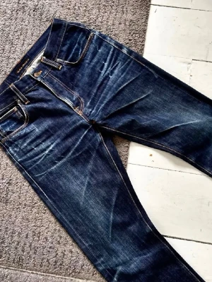 Nudie Jeans Regular Alf Selvedge  - Sjukt snygga Nudie Jeans i Selvedge. I W30 L32. I Riktigt fint skick, inga defekter alls förutom att modell-lappen är urtvättad så vet ej 100% modell, men är 99% säker att det är Regular Alf beroende på hur dem sitter. I Väldigt tydliga honeycombs & whiskers. I Längd: 105cm, Midja: 39 cm ( Lite Stretch). I Pris ej hugget i sten, skriv vid minsta fundering.