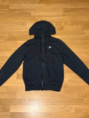 Nike Zip Hoodie S – sparsamt använd, bra skick - Jag säljer min Nike Zip Hoodie i storlek S. Den är sparsamt använd och i gott skick. Skön och klassisk hoodie som passar perfekt till vardag eller träning.