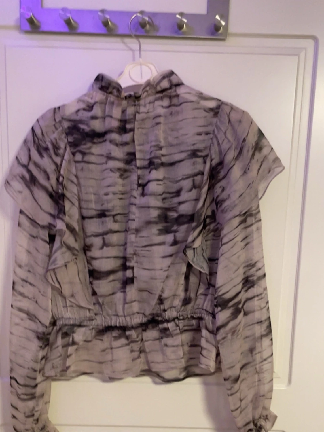 Gråmönstrad volangblus med hög krage - 1