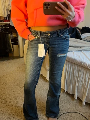 Super lowwaist bootcut jeans  - Storlek M (sitter som S) Innerbenslängd:80cm! Väldigt stretchiga 