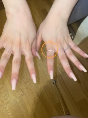 Rosa glittrig ring från Swarovski  - Snygg ring i Roséguld/guld ton, täckt med små rosa glittrande stenar runt hela ringen. Ringen har en rund och smal form som ger en elegant vibe. Perfekt accessoar för att lyfta din stil med lite extra bling.