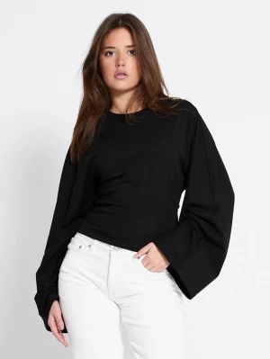 Svart långärmad topp med vida ärmar - Snygg svart topp med rund halsringning och extra vida, långa ärmar. Modellen är croppad och har en stilren look som passar till många outfits. Perfekt för dig som gillar trendiga och minimalistiska plagg.