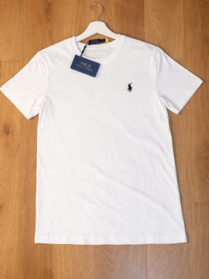 Polo ralp Lauren T-shirt - Ny, med tag och qr kod storlek S