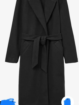 Svart kappa med bälte och slag - Lång Kappa från Vero Moda. Har 2 fickor med ett bälte som går att knyta i midjan. Ordinarie pris 700 kr säljer för 650 på grund av att den är köpt 1 vecka sedan och inte använts så många ggr🤍