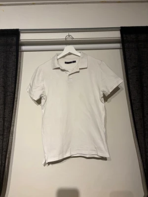 Vit piké t-shirt med krage (två pack) - Klassisk vit piké t-shirt med krage och korta ärmar. Enkel och stilren design som passar till det mesta. 