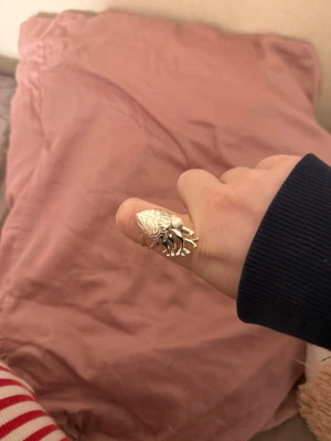 Silver ring från IOAKU - Unik silver ring i form av ett anatomiskt hjärta. Helt oanvänt då detta var en present och jag är guldtjej💞 superfint statment smycke. Orginalpris 599kr