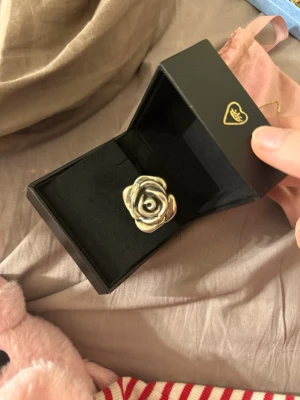 Silverfärgad rosring från Avi & Lena - Unik ring i silverfärg från Avi & Lena orginalpris 800kr, formad som en stor ros. Perfekt statement piece för dig som vill sticka ut med en cool och romantisk accessoar. 💞