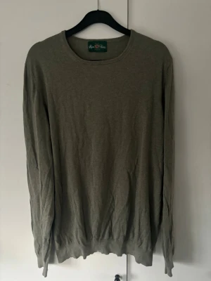 Alan Paine tröja M kashmir - Jättefin trendig grön Alan Paine Kashmir tröja i storlek 50 (M) säljes. Inga hål eller fläckar i superfint skick verkligen!