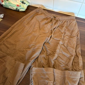 Bruna mjuka linnebyxor  - Säljer ett par bruna linnebyxor i mjukt och tunt material. Byxorna har resår i midjan med dragsko och raka ben. Perfekta för chill dagar hemma eller när du vill vara extra bekväm.