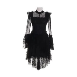 Svart prickig meshklänning - Unik svart klänning med transparent mesh och prickigt mönster. Långärmad modell med volangdetaljer och asymmetrisk kjol. Hög hals och markerade axlar ger en edgy look. Perfekt för dig som vill sticka ut. Står storlek 40 men skulle säga S-M