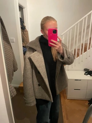 Arket Beige oversized ullkappa - PRIS KAN DISKUTERAS!!!! Säljer en snygg och oversized beige kappa med bred krage och dubbelknäppning. Kappan har långa ärmar och är tillverkad i ullblandning, perfekt för kyligare dagar. Stilren och enkel att matcha med olika outfits.