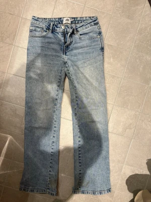 Ljusblå raka jeans från 157 - Säljer ett par ljusblå jeans från 157 i storlek S/Short length