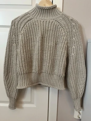 Beige stickad polotröja  - Säljer en chunky beige stickad polotröja från H&M i storlek S. Nytt skick utan prislapp tyvärr 