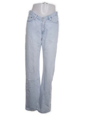 Lågmidjade baggy jeans - Ljusblåa Lågmidjade baggy/straight jeans!! Gamla från Weekday. Har tyvärr ingen bild på då dem inte passar mig alls.. så ber om ursäkt för dåliga bilder! Skriv om frågor finns💙