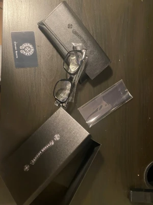 Chrome hearts glasögon  - Säljer svarta glasögon från Chrome Hearts i stilren design med logga och detaljer i silverfärg. Fodralet är gjort i konstläder och kommer med putsduk och originalbox.