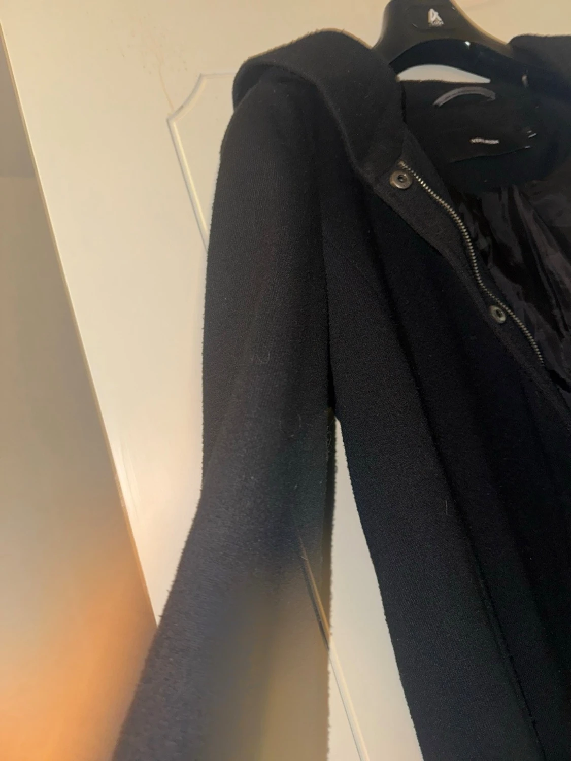 Svart ullkappa med huva  - 2