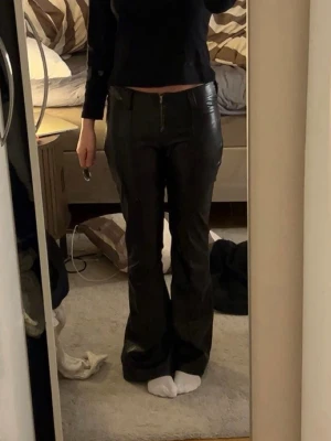 Low waist bootcut svarta skinnbyxor new yorker  - Säljer dessa skinnbyxor från New Yorker i strl S då de ej kommer till användning, Midja = 37cm innerbenslängd = 80cm, passar mig som är 168💕