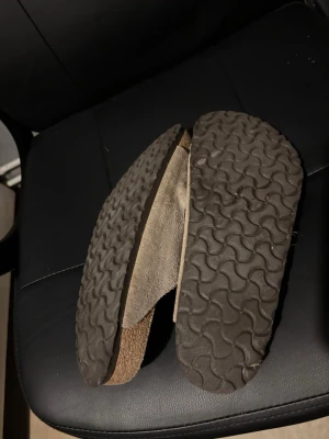 Birckenstock Arizona sandaler - Birckenstock Arizona sandaler i mocka, använda i en månad kanske så rätt nya. Sulan ej spricken så fullfungerande sandaler, nypris cirka 1499