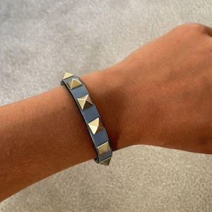 Valentino armband - Säljer ett blått Valentino armband. Jättefint men har några defekter som ni kan få om ni kontaktar mig. Idag kostar ett nytt ca 3000kr och lägger ut för 1500kr, allt på sista bilden tillkommer!☺️
