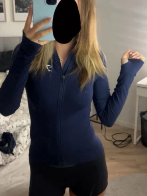 Gymshark Zip  - Färg: Mörkblå/Marinblå  Märke: Gymshark  Storlek: S  Utseende: zip up/ dragkedja, skönt material   Kommer inte till användning! Super snygg på dock 💙💙 