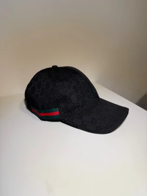 Gucci Keps  - Den klassiska Gucci kepsen med rand. Använd enstaka gånger, inga skador eller liknande. Skicka pm för prisförslag och frågor.