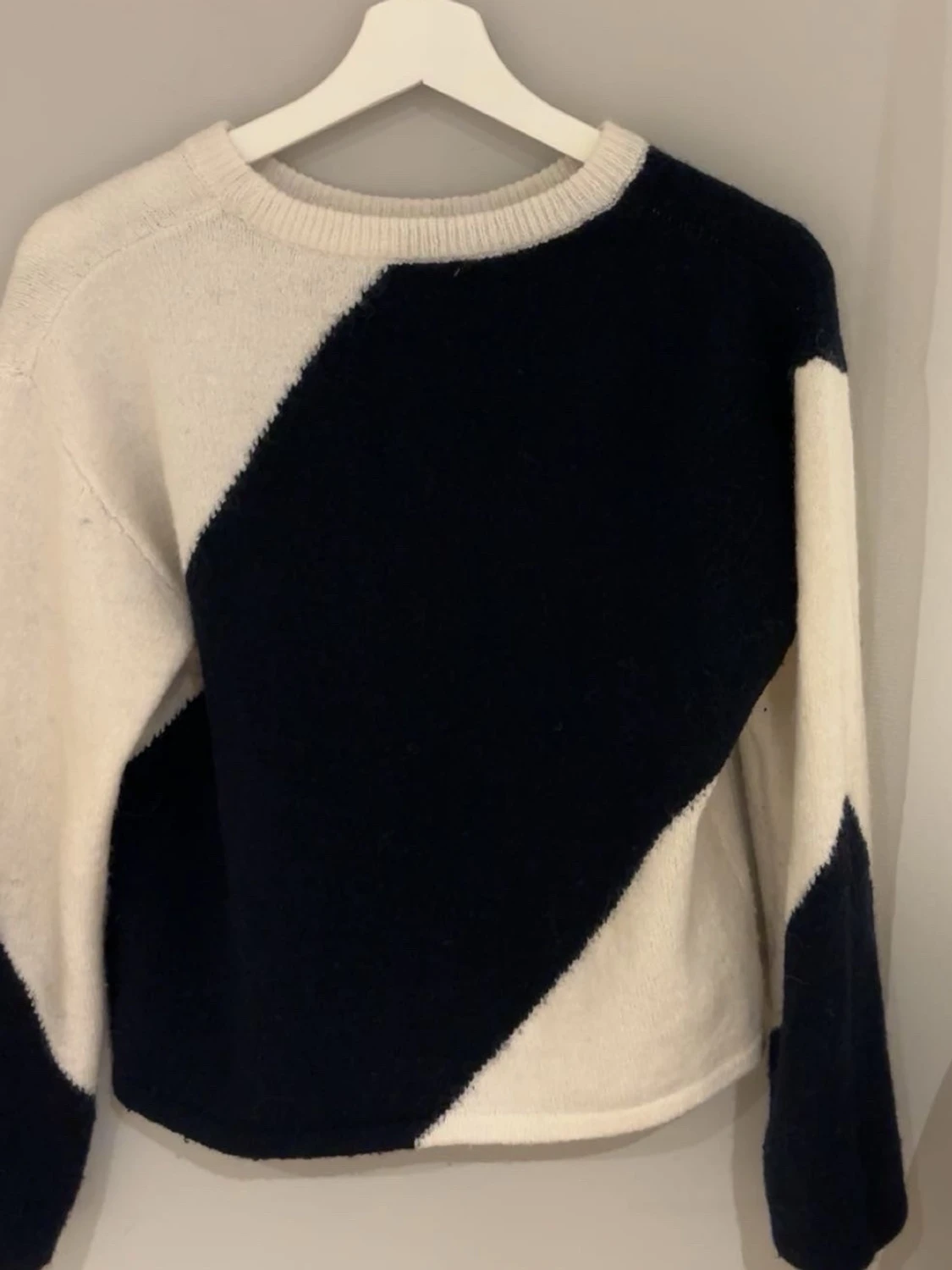 Stickad tröja med svartvit design - 3
