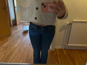 Ltb jeans - Snygga blå jeans med bootcut passform och låg midja. Strl 25x30,lite för korta på mig som är 163, små vita fläckar på rumpan