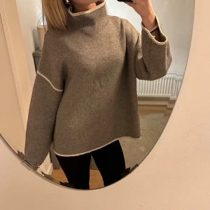 Stickad tröja med sömmar från Zara - Stickad tröja (brun) med hög krage och sömmar från Zara. Helt ny. Säljer pga att jag har två stycken. Storlek M men passar även någon som har S. Ursprungspris 499 kr  