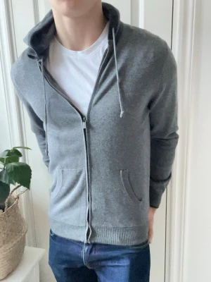 Massimo Dutti cardigan full zip  - Den skönaste passformen du kan tänka dig har denna Massimo dutti full zip / cardigan, som passar perfekt på modellen som är 180 cm 75 kg och bär storlek M fast rekommenderas mer till S. Det är väldigt många fina detljaer på tröjan som tex finns det ett annat material i luvan, två fickor, en annan färg i slutet av tröjan som gör den mer clean. En av våra favoriter just nu! 