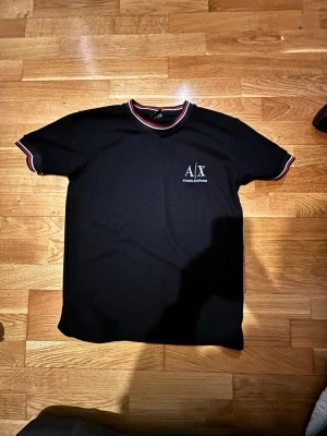 Svart t-shirt från Armani Exchange - Ax tröja med fin cotton design storlek 160cm
