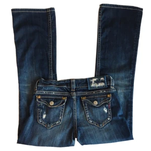 Vintage lowwaist bootcut jeans, y2k/ cyber/ 2000tal - Supersnygga mörkblå lågmidjade utsvängda jeans med coola fickor!  Midjemått 76,5cm Grenhöjd 19cm Innerbenslängd 76cm Benslut (rakt över) 22,5cm