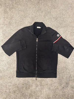 Moncler zip hoodie - Väldigt fin hoodie - lite liten i storlek och kan också passa M