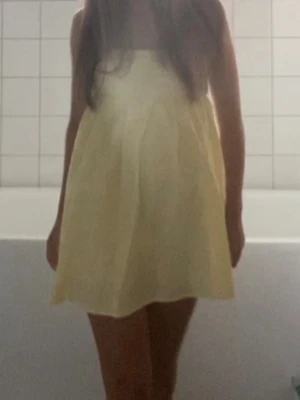 Ljusgul kort klänning - Söt ljusgul kort klänning med lapp kvar💛