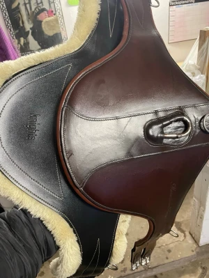 Magplatta med fårskinn från Knights - Säljer en svart magplatta med mjukt ljust fårskinn från Knights. Plattan har D-ringar och spännen i metall samt detaljerade sömmar. Perfekt till hästutrustning för hoppning eller träning. Snygg och funktionell design som skyddar hästen. Samt en brun magplatta från mountain horse. Båda dessa är i storlek 110