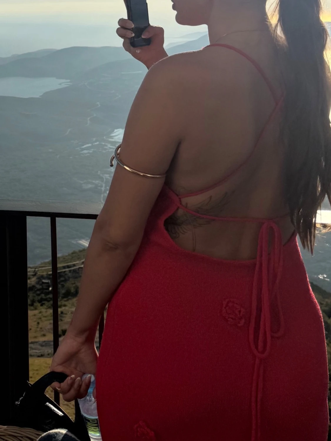 Röd stickad långklänning med öppen rygg - 1