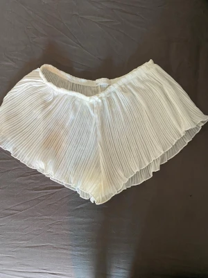 Pyjamas shorts  - Mysiga vita plisserade pyjamas shorts 