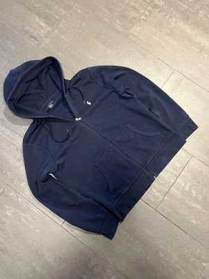 Ralph Lauren zip - Snygg och stilren Ralph lauren zip i mycket bra skick. Storlek M och den är lite nopprig men inget som stör utseenden av tröjan. Tveka inte att höra av er med frågor och funderingar och kolla gärna in mina andra annonser så kan vi säkert fixa ett bra paketpris🤩🤩