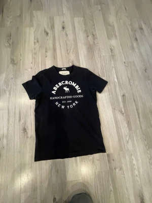 Abercromnie fitch  - Tja sälje en fin T-shirt som är i bra skick och den är skön att använda om ni har frågor så fråga 