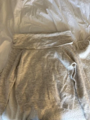 Stickad offshoulder beige tröja - Så himla fin stickad beige offshoulder tröja jag bara använt fåtal gånger! Så skön o så fin!❣️❣️